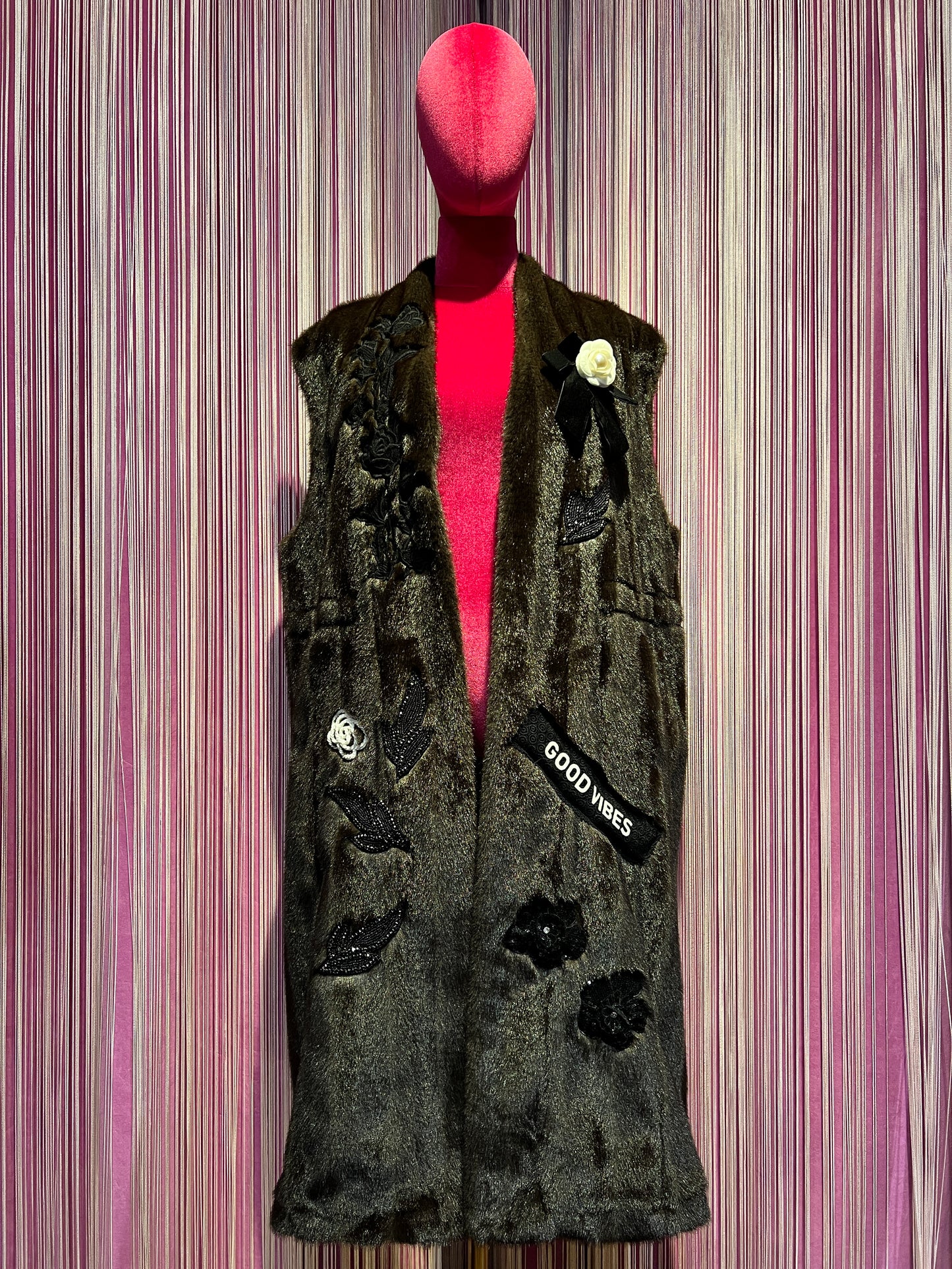 ABpink 🩷 gilet eco visone “ good vibes “ con spilla fiocco velluto e gardenia , patch fiori e foglie perline