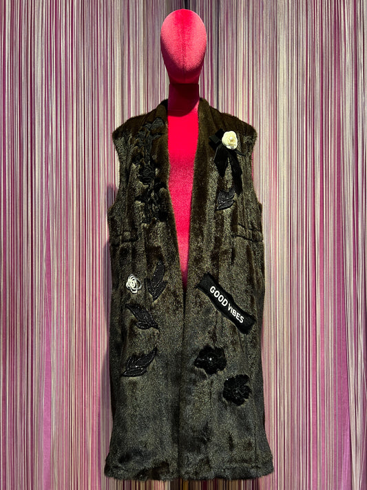 ABpink 🩷 gilet eco visone “ good vibes “ con spilla fiocco velluto e gardenia , patch fiori e foglie perline