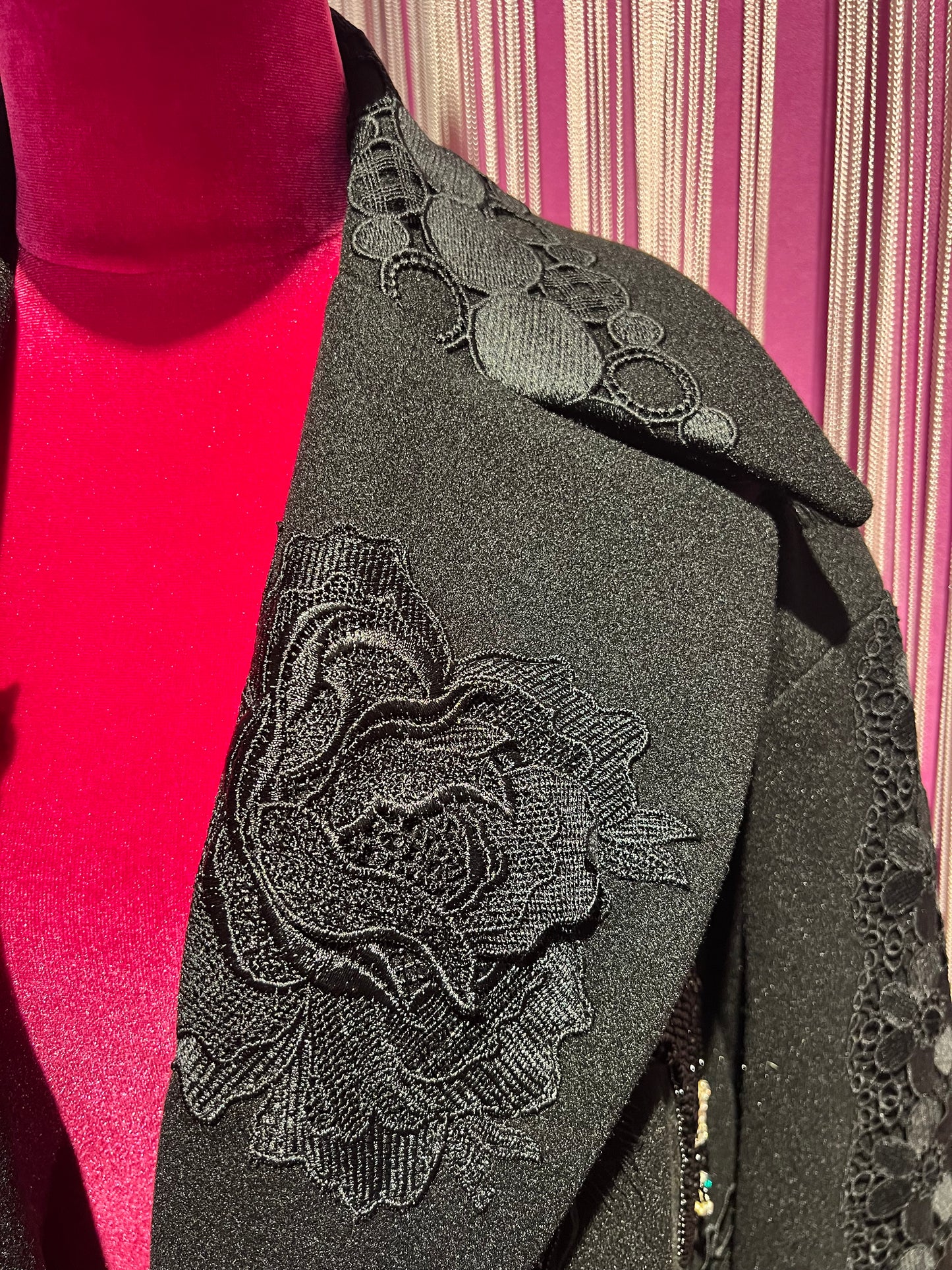 Caban Romantic cappotto nero corto con applicazioni rose e farfalle