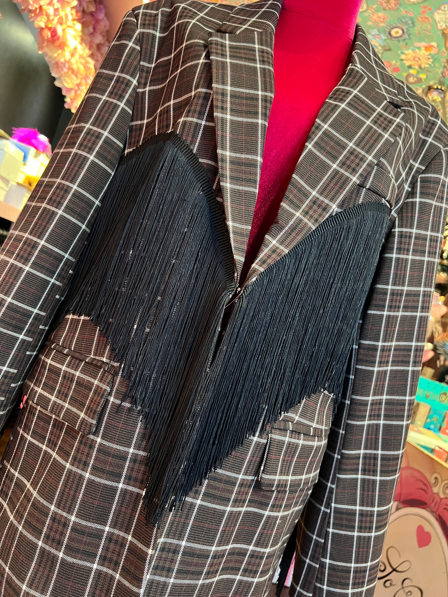 The room giacca tartan marrone panna con frange nere e patch orso dietro