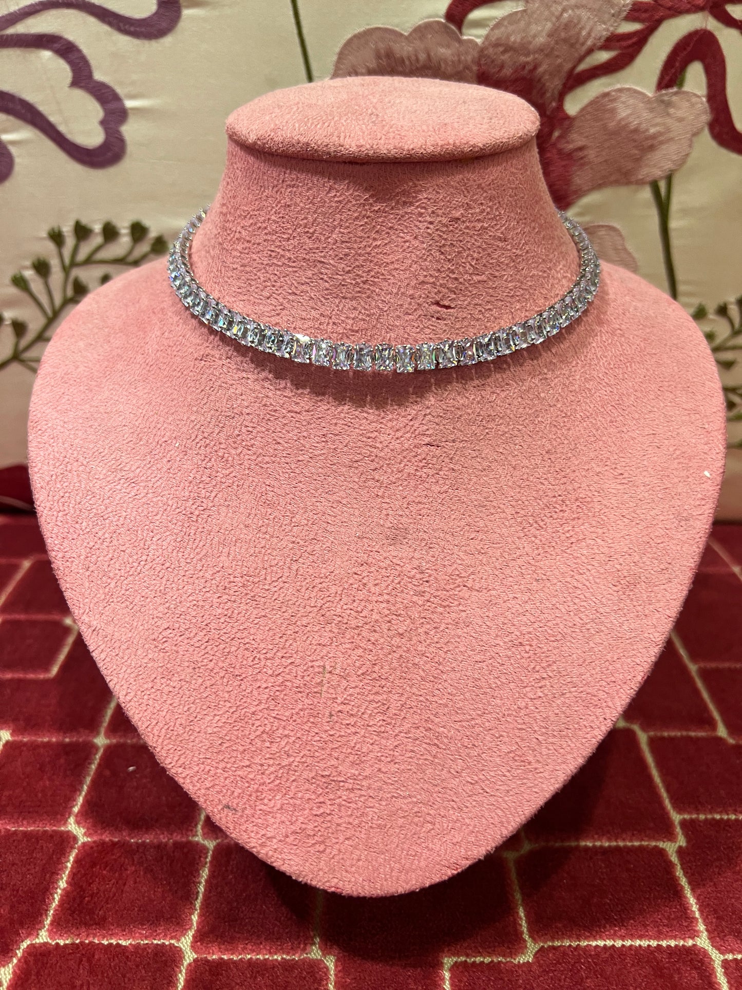 Collarino montatura colore argento con zirconi rettangolari