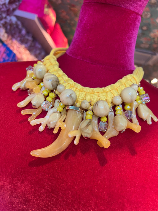 Collana girocollo cordino giallo con corno e coralli