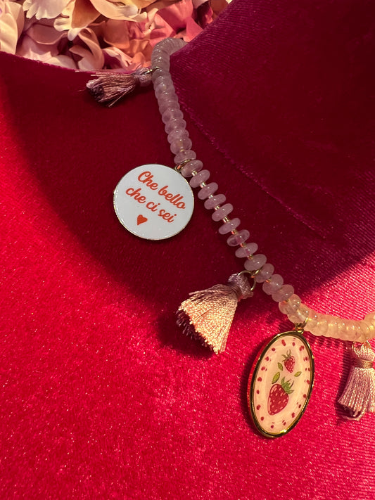 Manuela Ajo’ creazioni collana girocollo nappine rosa charms scritta “Che bello che ci sei” charms con fragola e mela