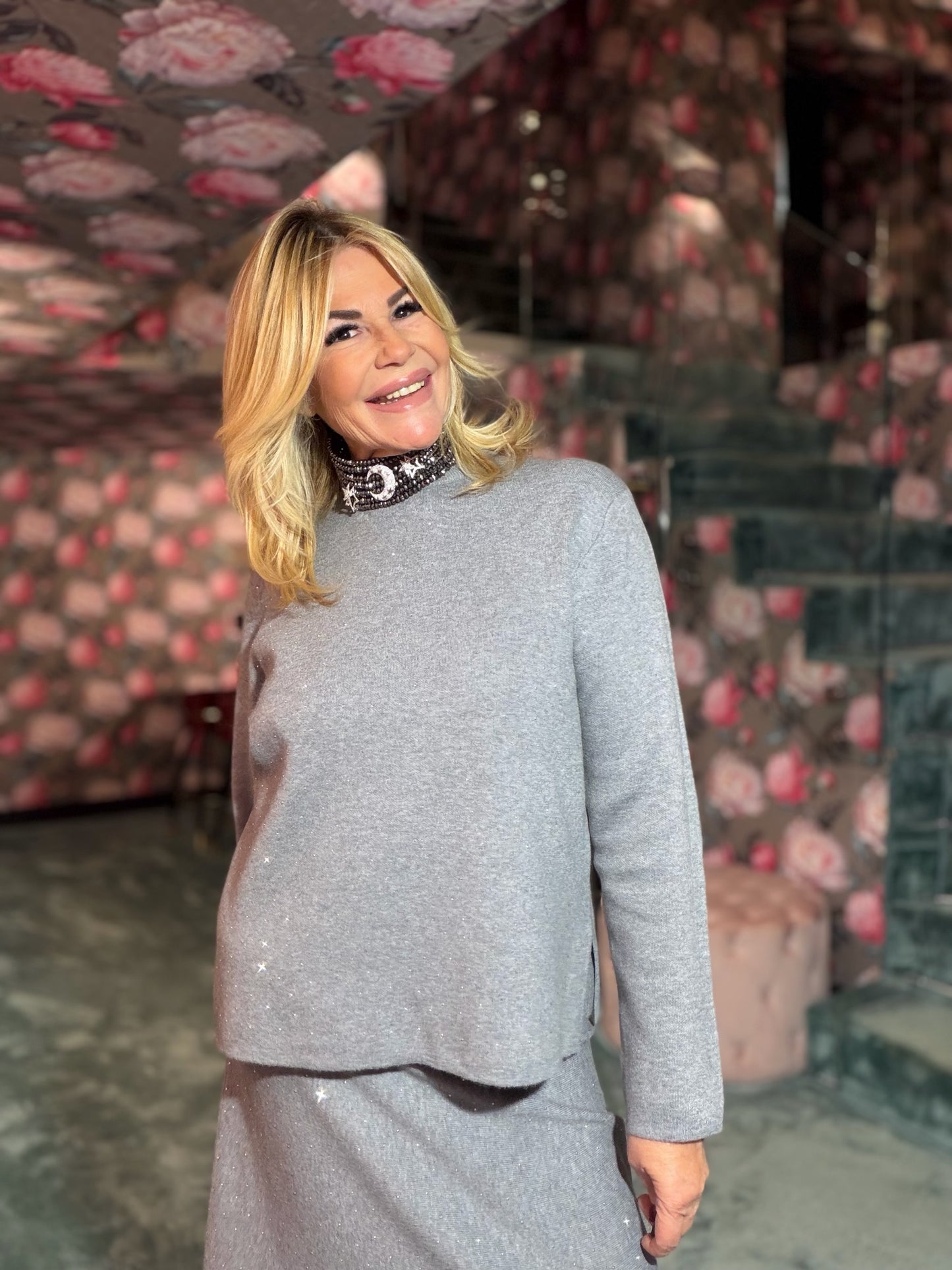 The room completo grigio con decorazioni micro cristalli maglia e gonna lunga svasata con elastico in vita