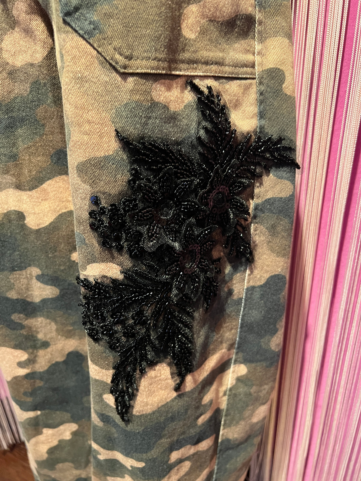 The room pantalone camouflage con patch ramage nero di paillettes