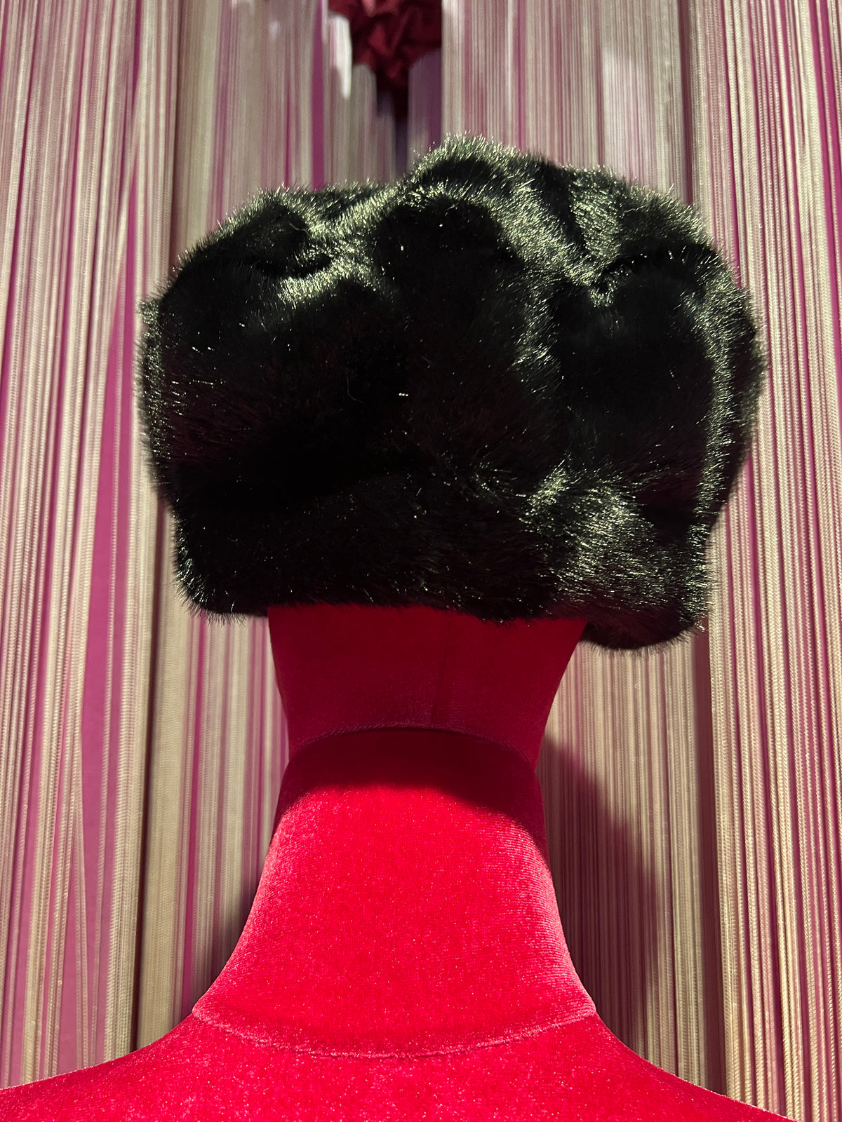 The room cappello in simil pelliccia nero, misura regolabile