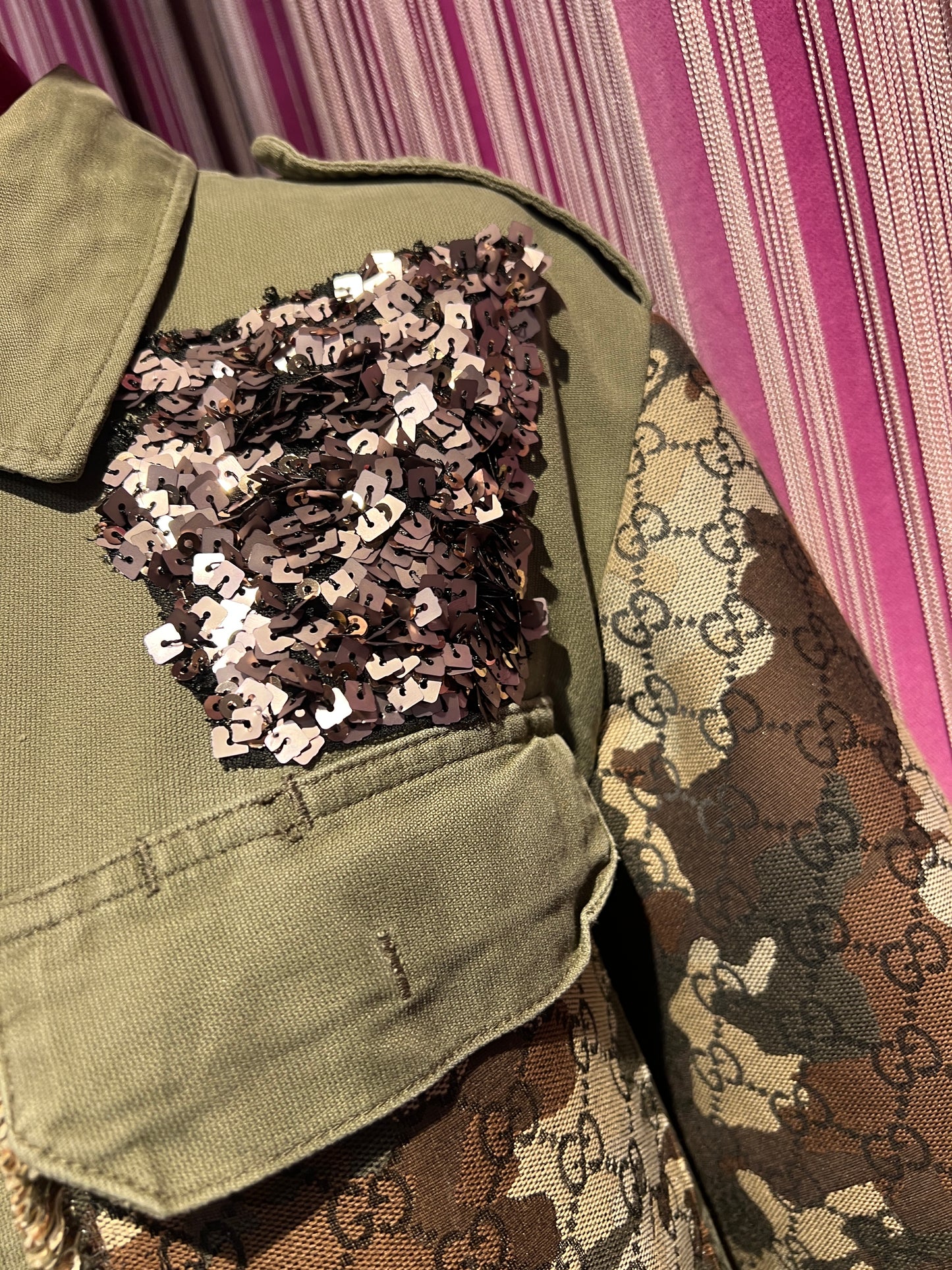 ABpink 🩷la verdina , giacca miltare con maniche camouflage logate e applicazioni patch paillettes, fiori ricamati e corona animalier
