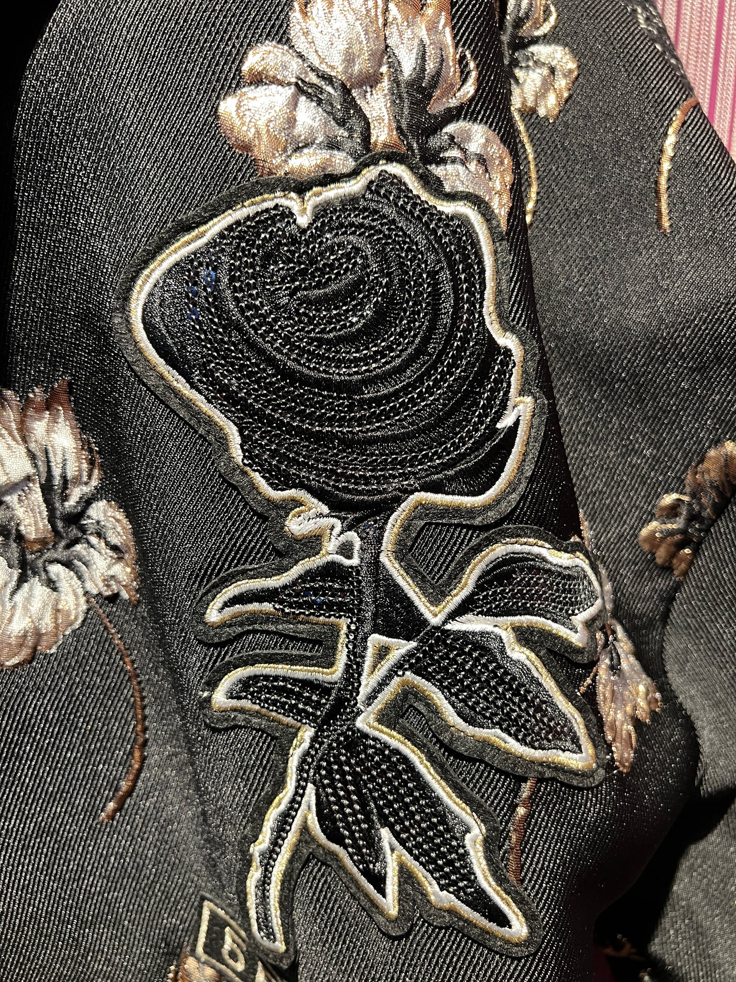 5 Progress cappotto fondo nero con patch rosa nera di paillettes , colletto e dietro tweed nero e bianco