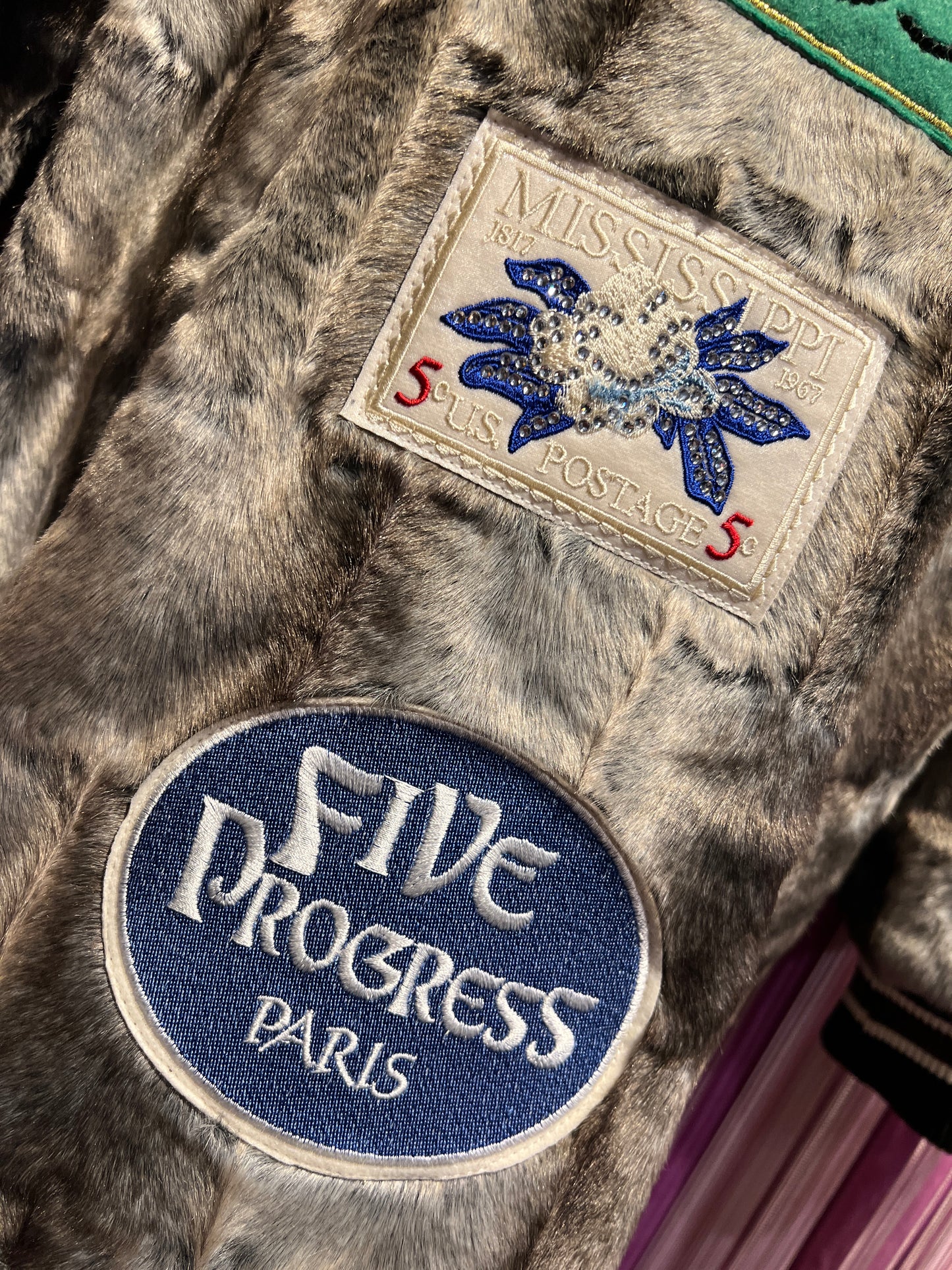 5 Progress eco pelliccia grigia con applicazioni patch