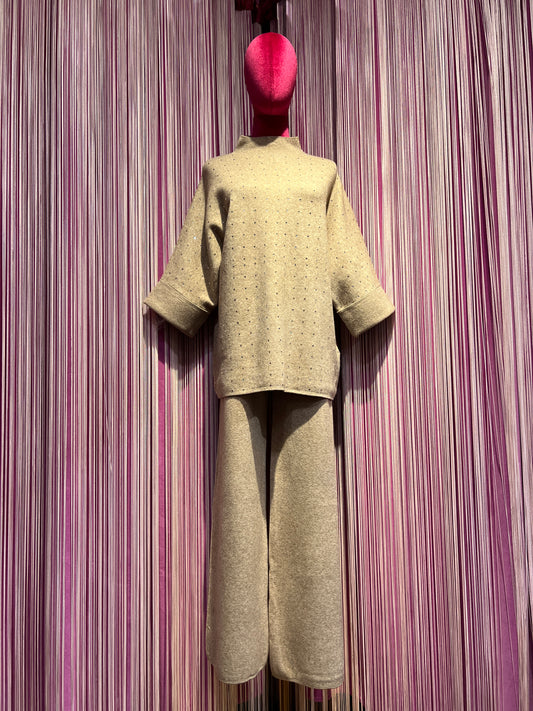 The room completo nocciola maglia con cristalli collo a cratere maniche 3/4 , pantalone palazzo con elastico in vita