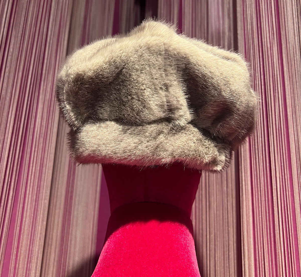 The room cappello in simil pelliccia grigio chiaro, misura regolabile