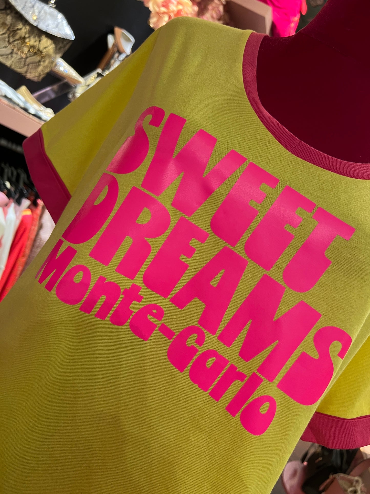 Anouk t shirt di cotone giallo flou con bordi fucsia stampa fucsia “ Sweet dreams Monte-Carlo