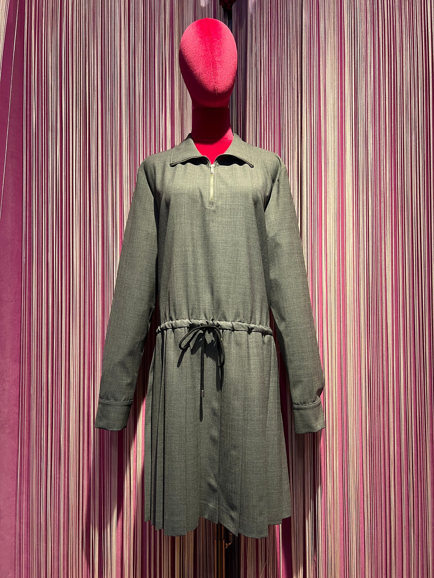 Semicouture abito grigio medio con colletto coulisse in vita gonna a pieghe