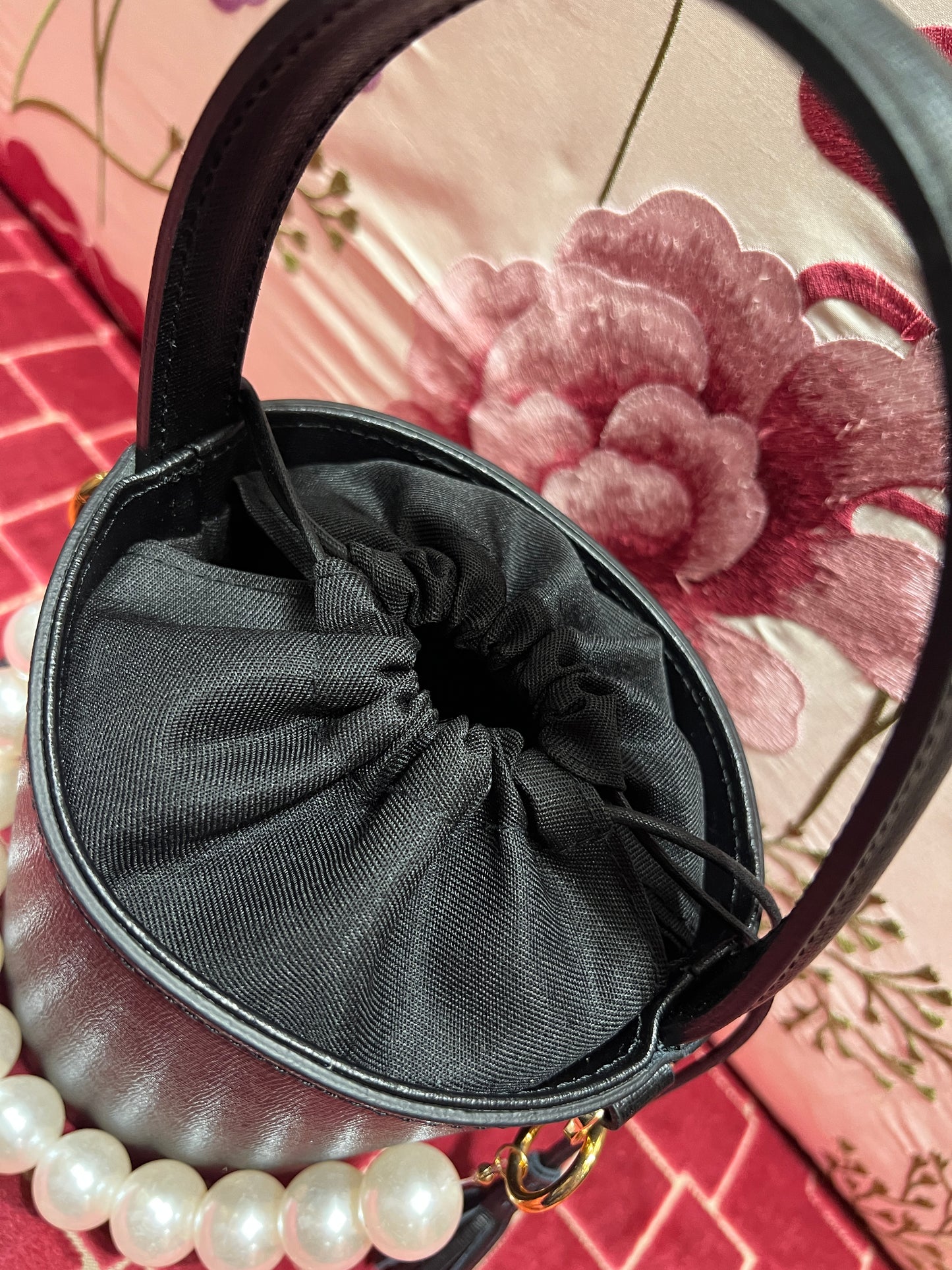 Borsa mini secchiello in pelle nero con perle in resina e tracollina