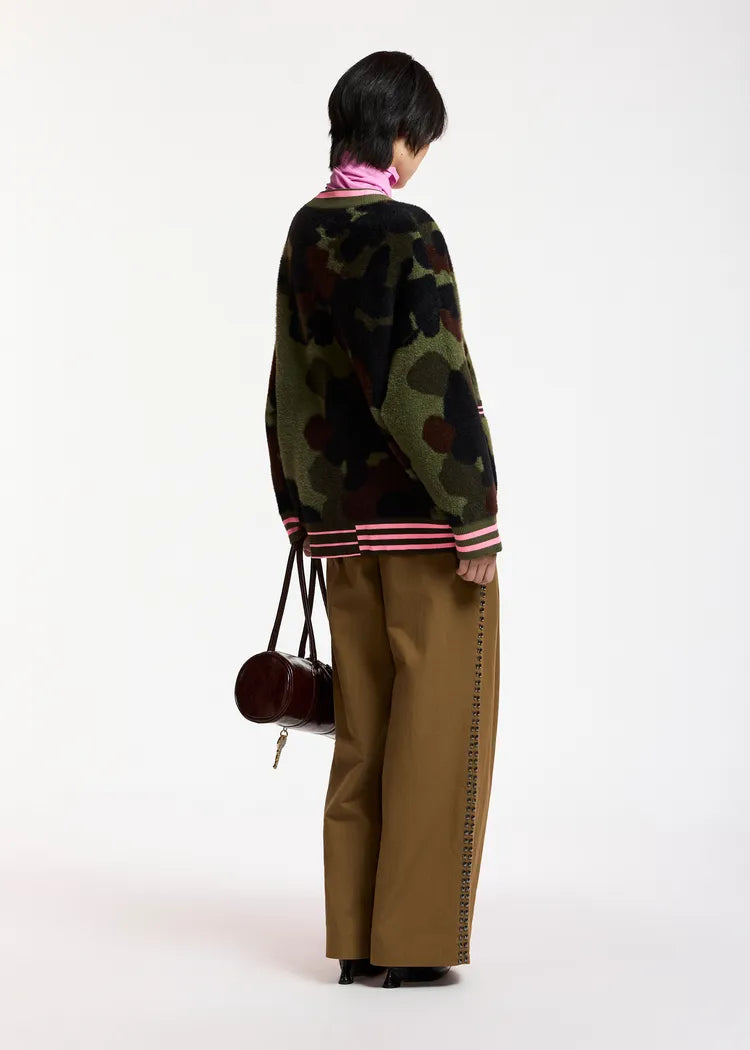 Essentiel antwerp cardigan jacquard mimetico kaki marrone con bordi a righe rosa