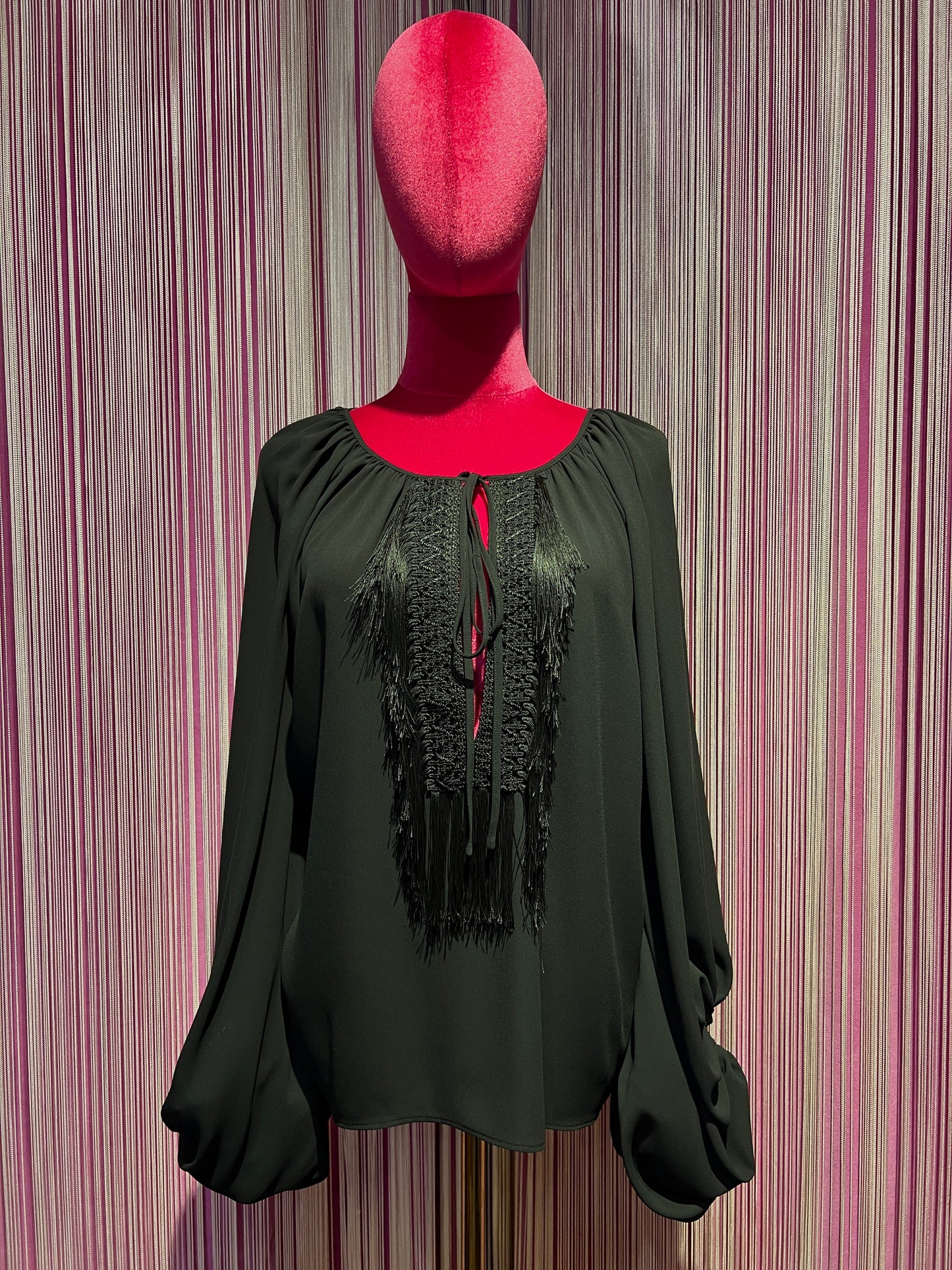 Dahlo blusa girocollo con frangia e maniche ampie