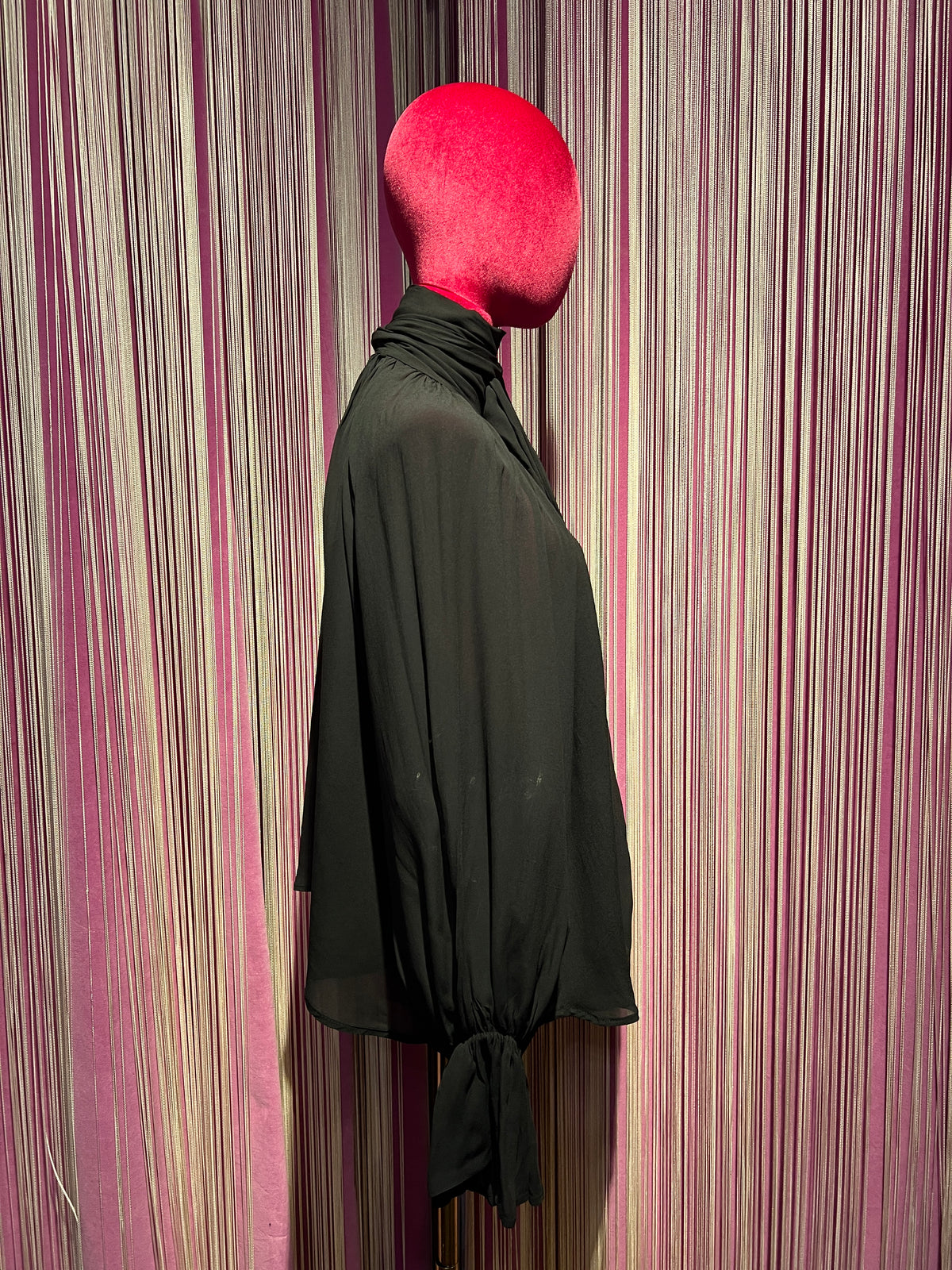The room blusa nera con fiocco al collo