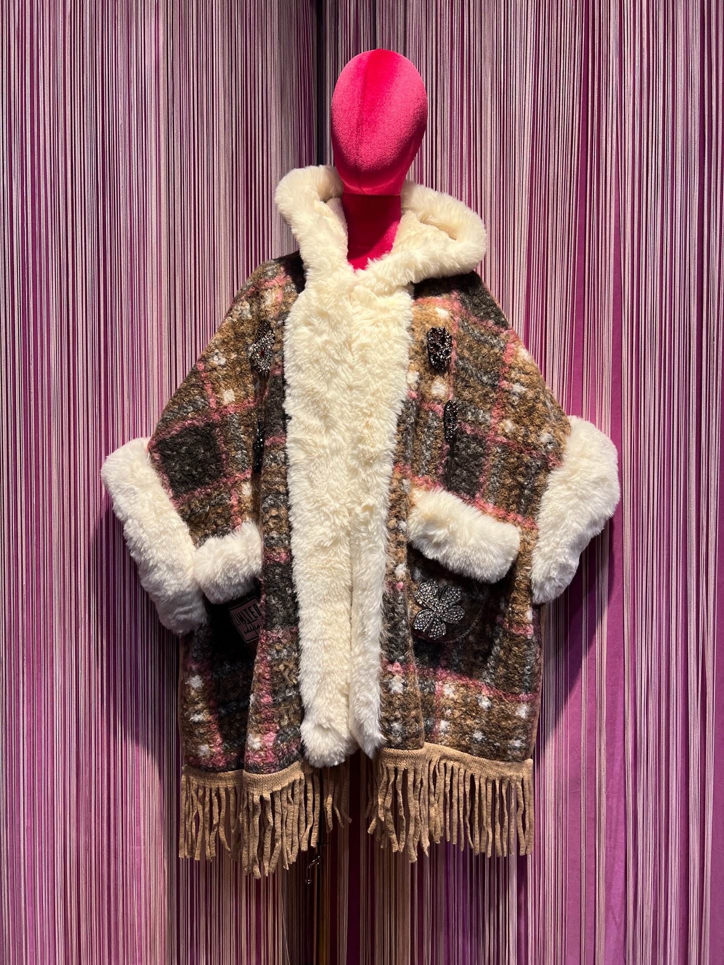 ABpink 🩷 mantella boucle ‘ fantasia tartan con cappuccio , interno in ecopelliccia, patch teschi cristalli