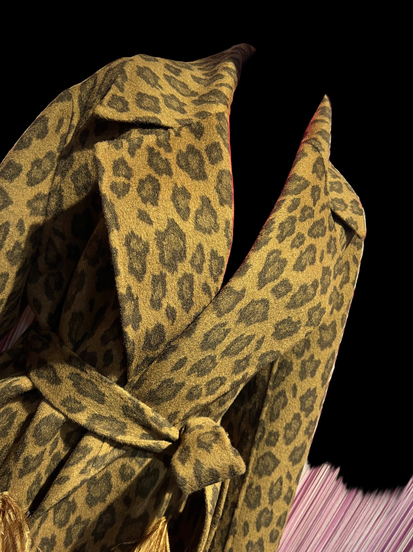 11 love is glamour cappotto fantasia leopardo marrone tasche patch e piume