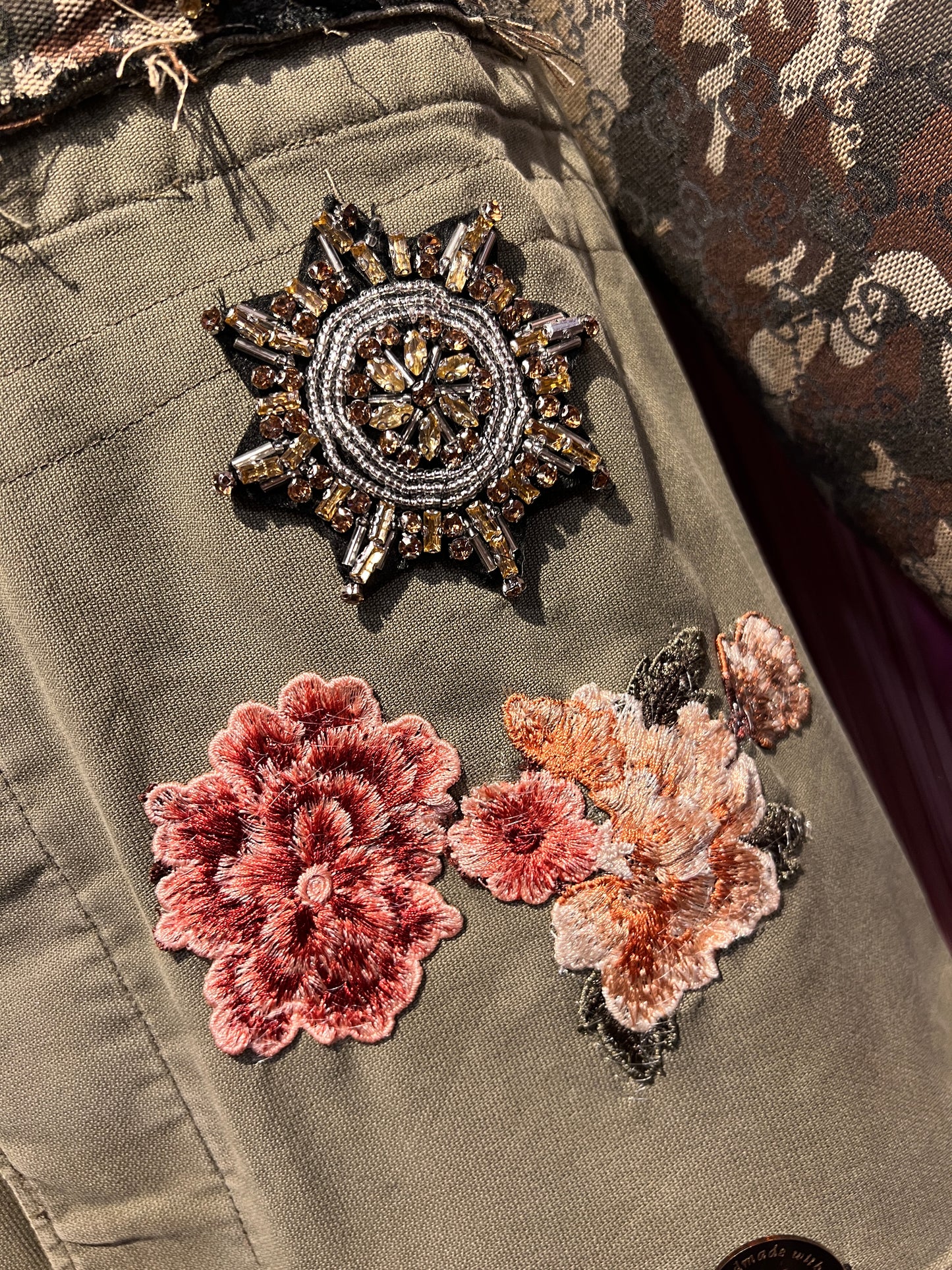 ABpink 🩷la verdina , giacca miltare con maniche camouflage logate e applicazioni patch paillettes, fiori ricamati e corona animalier