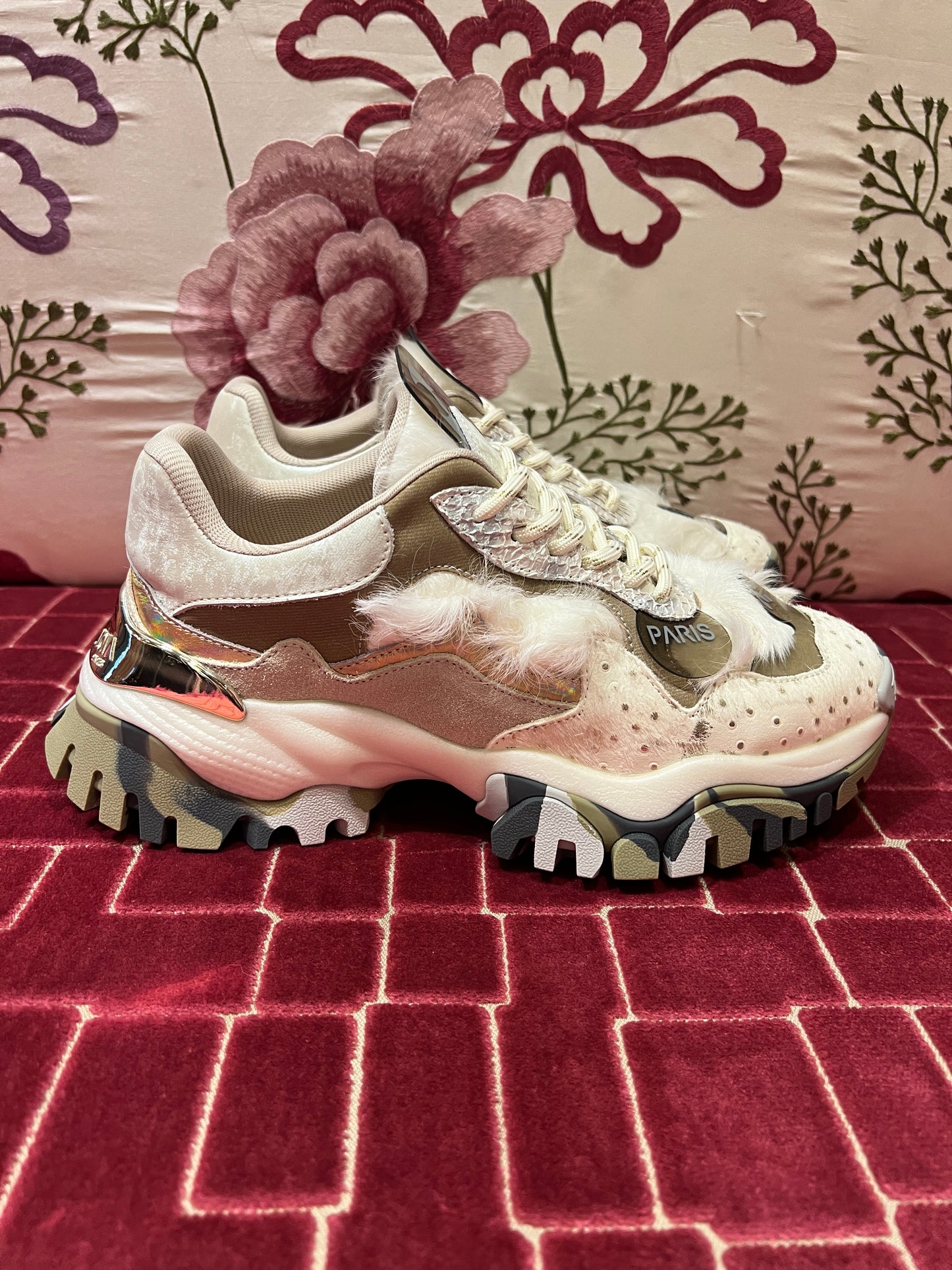 Joia Paris sneaker bianca inserti in ecopelliccia dettagli animalier