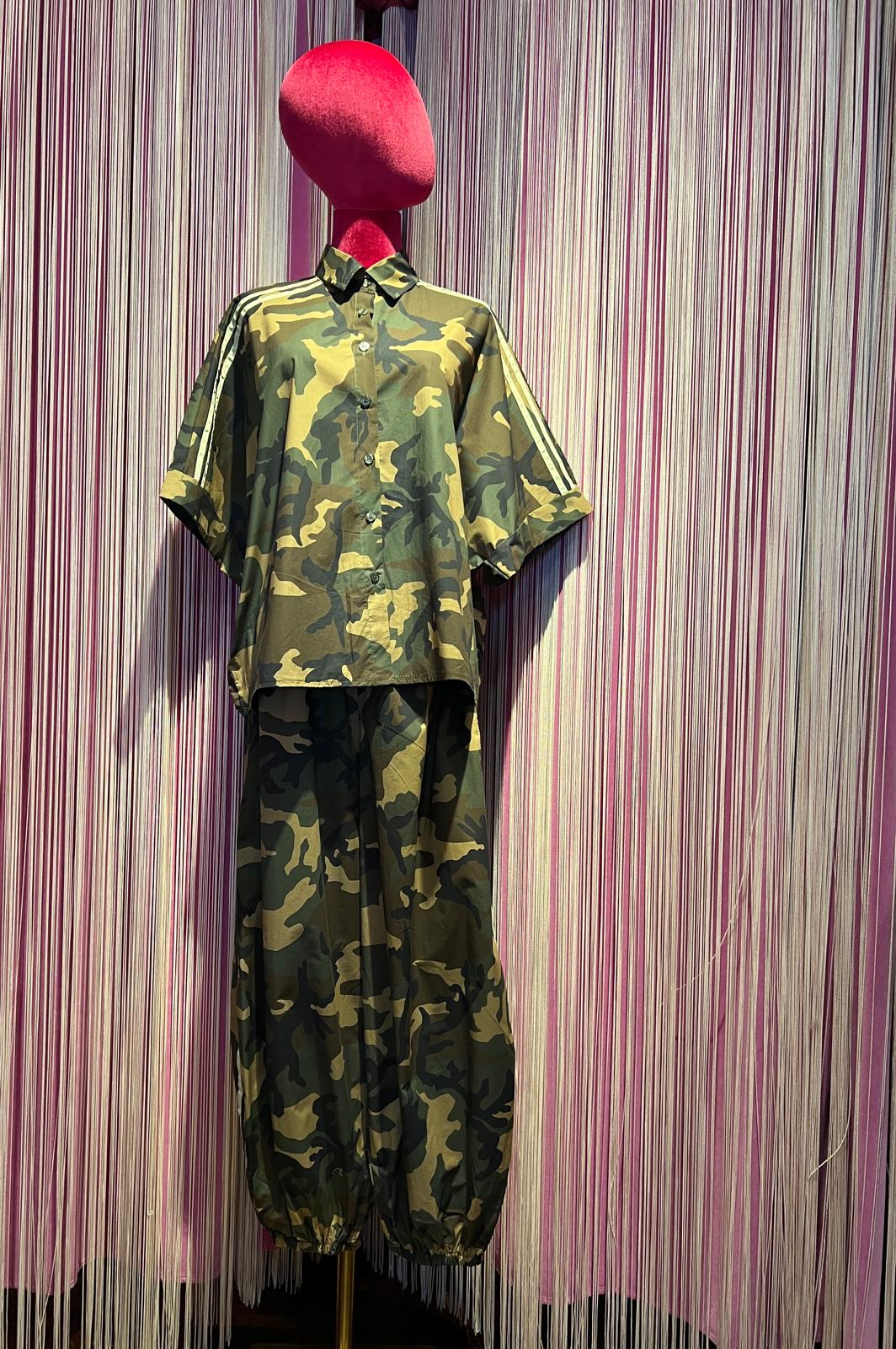 Mon amour Paris completo camouflage camicia manica corta con applicazione patch farfalla e pantalone con elastico in vita e in fondo banda laterale bianca