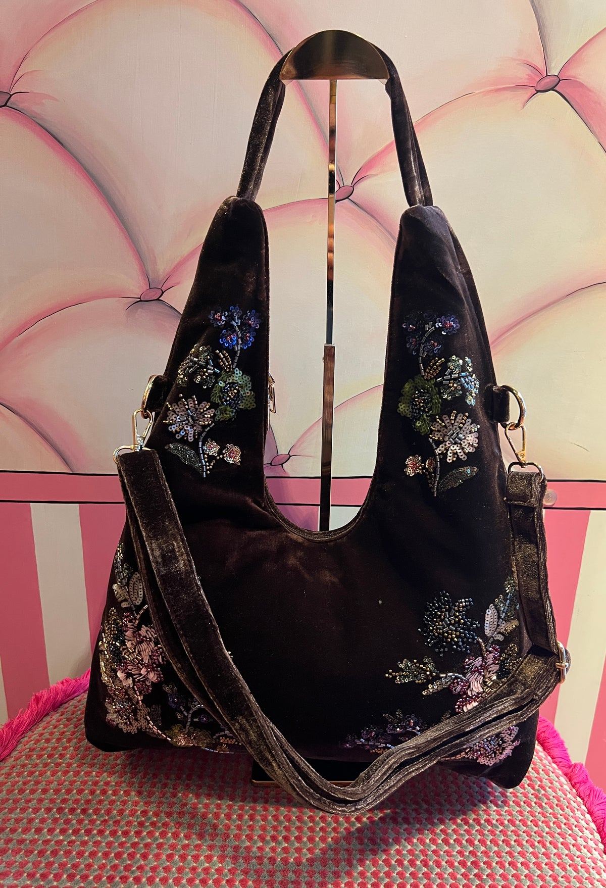 Borsa a spalla di velluto cioccolato con ricami floreali dí paillettes e perline stile orientale con tracollina