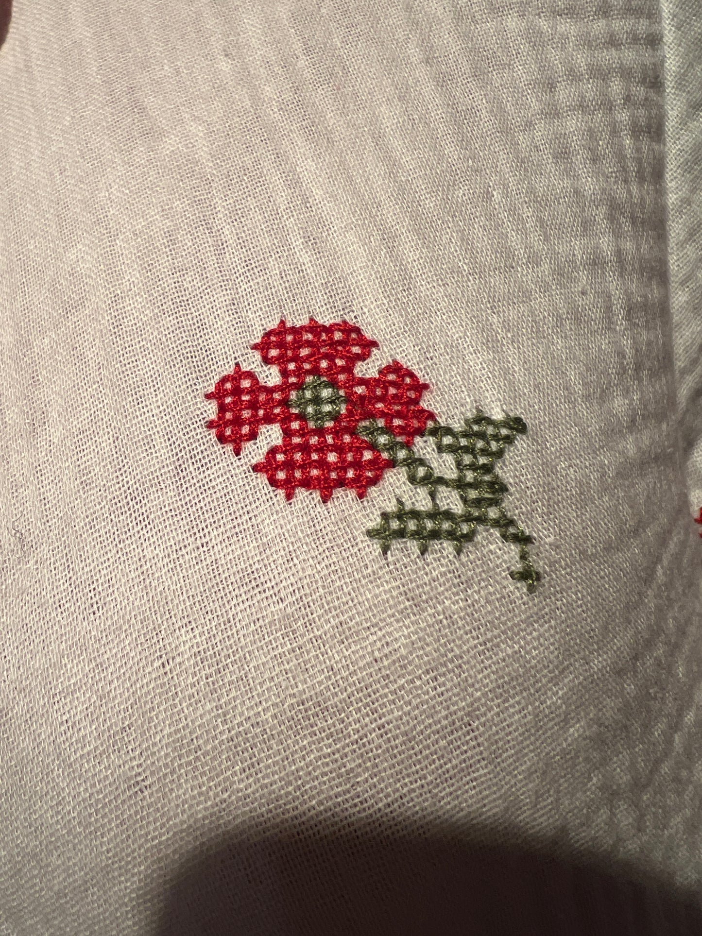 Mon amour Paris camicia cotone bianca con ricami floreali rossi e verdi a punto croce