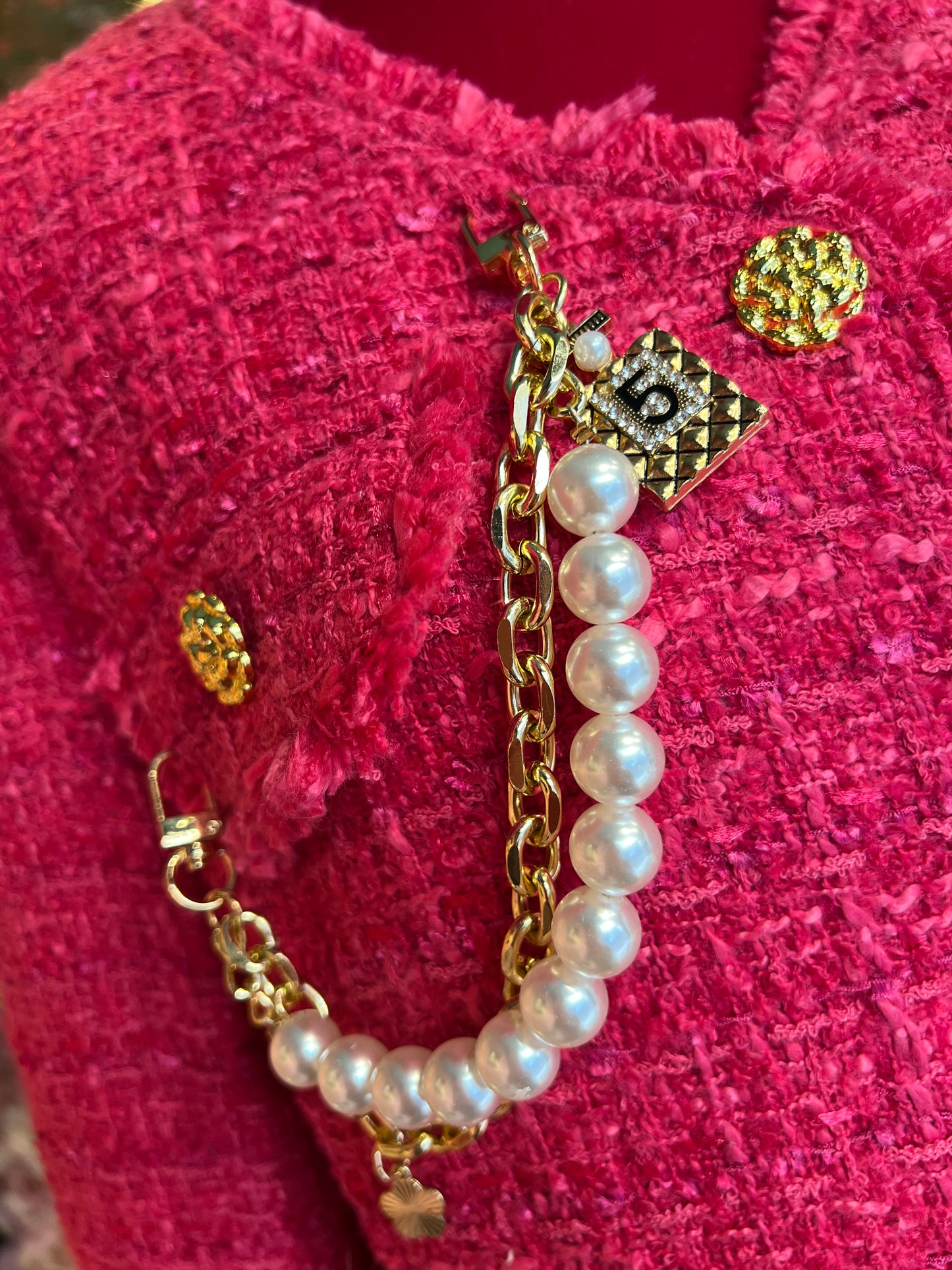 ABpink🩷 giacca in tweed boucle’ rosa fucsia con applicazioni perle e spille