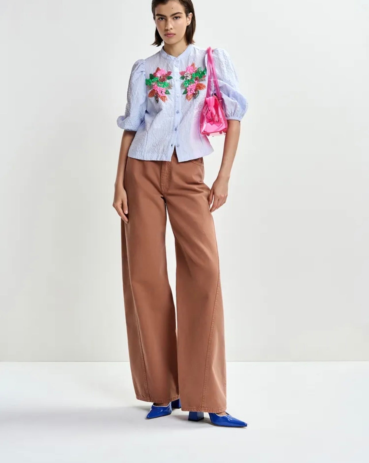 Essentiel antwerp -40% di sconto camicia azzurra manica a sbuffo con motivo floreale impreziosito da paillettes e perline