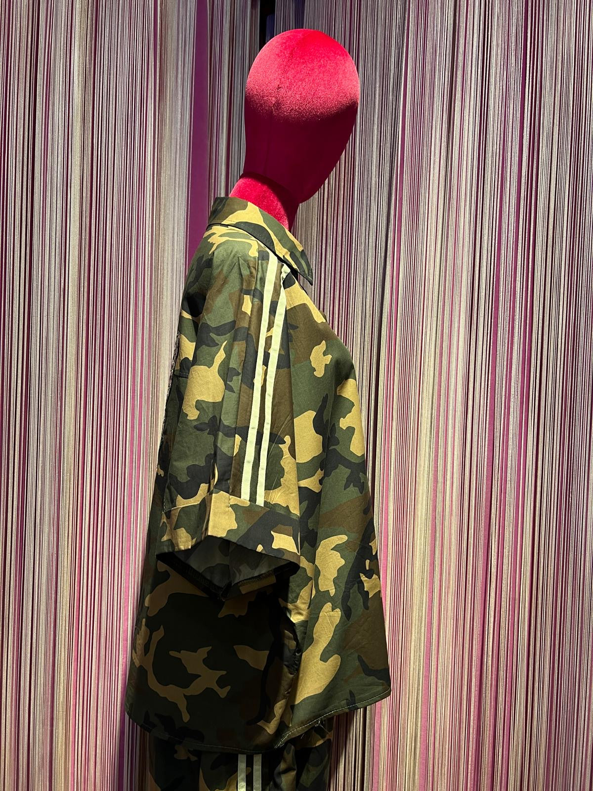 Mon amour Paris completo camouflage camicia manica corta con applicazione patch farfalla e pantalone con elastico in vita e in fondo banda laterale bianca