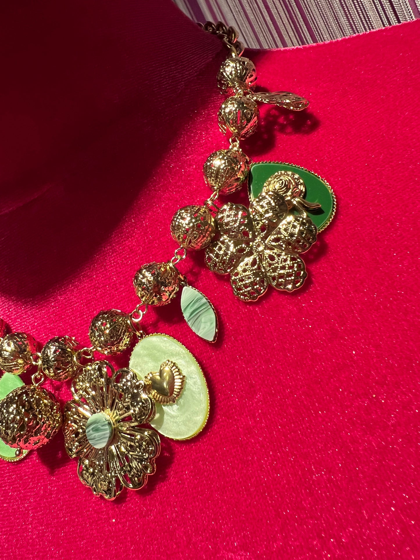 Collana girocollo dorata con   boulle dorate e charms verdi e oro , fiore dorato