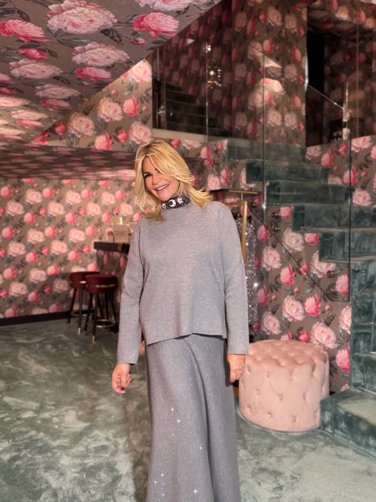 The room completo grigio con decorazioni micro cristalli maglia e gonna lunga svasata con elastico in vita