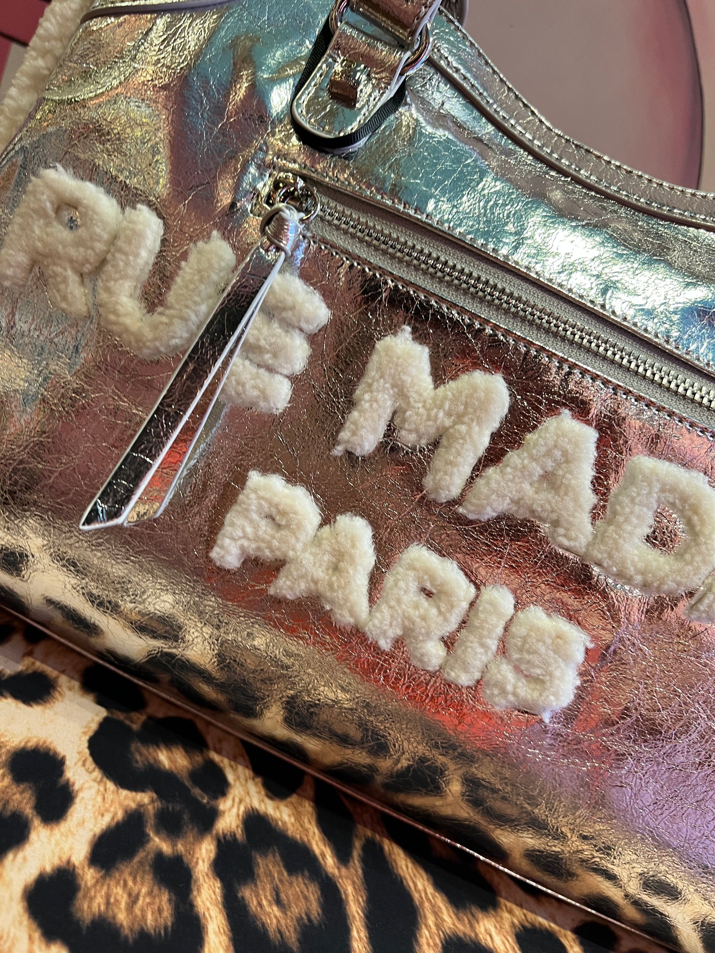 Rue Madam Paris borsa due manici argento ecopelliccia bianca con tracolla Shine tote