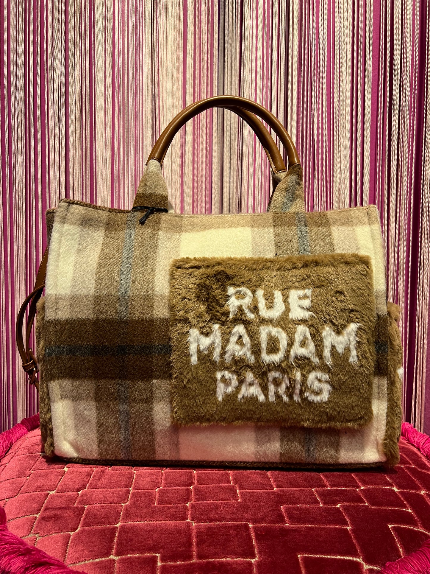 Rue Madam borsa due manici con tracolla fantasia tartan panna / marrone con tasche esterne pelliccia ecologica