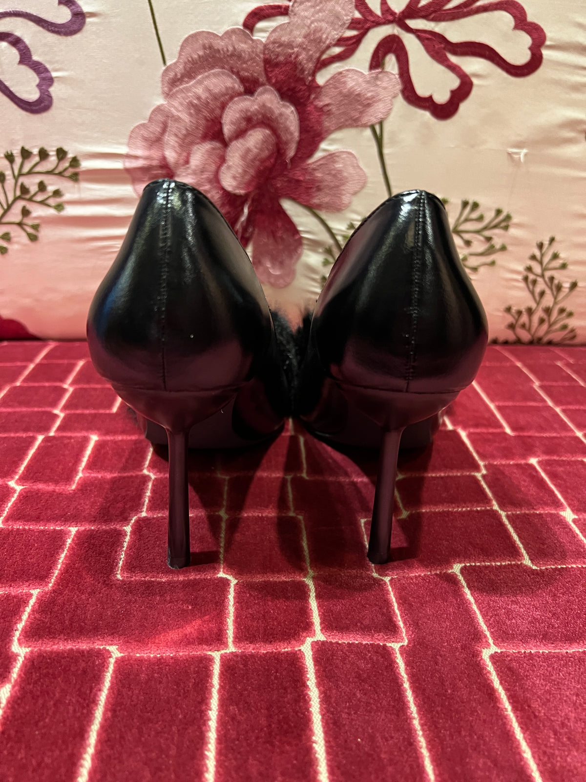 Love & roses scarpa décolleté in ecopelle nera con ecopelliccia in punta