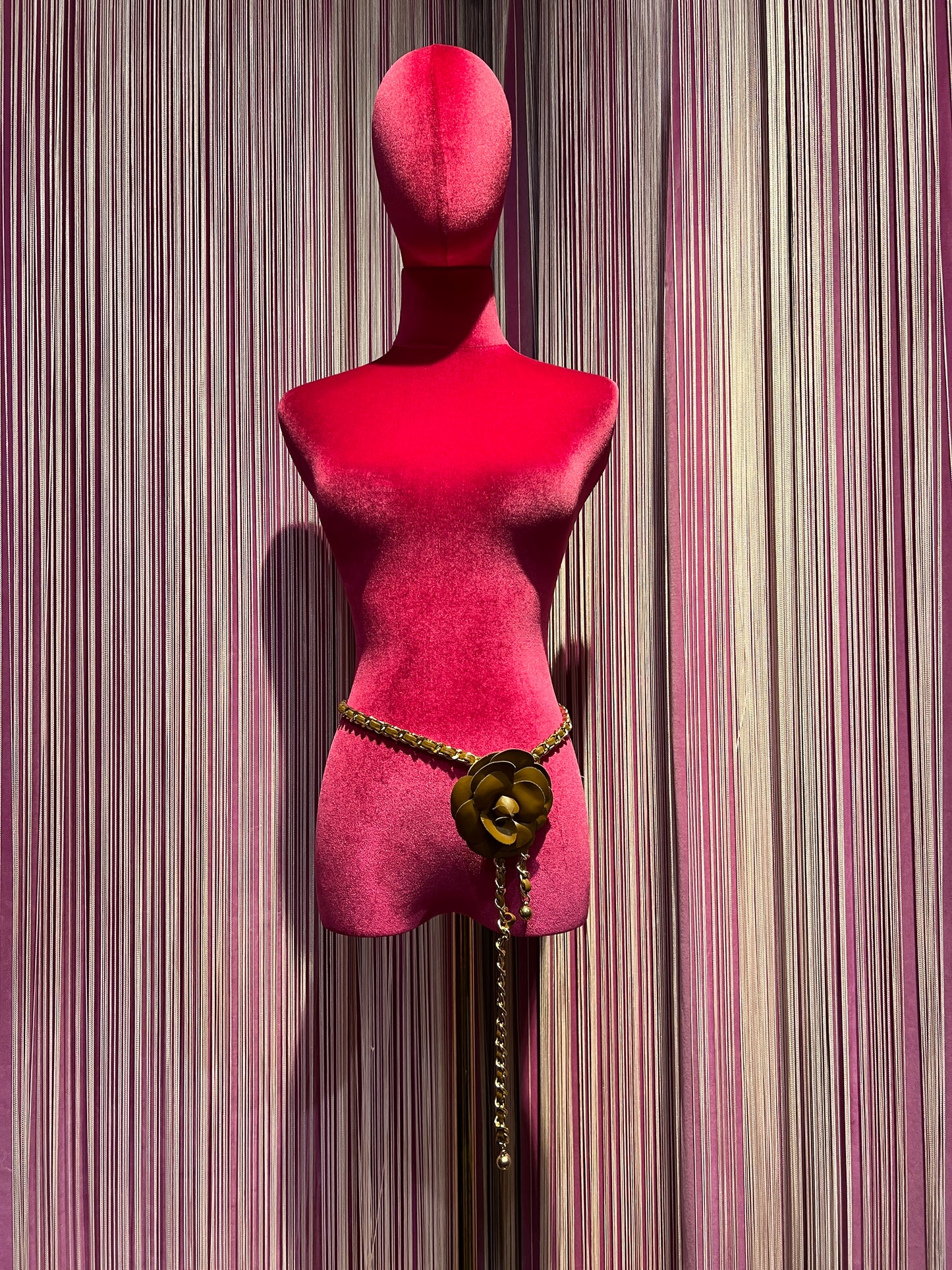 Cintura /collana con camelia cuoio ecopelle con catena oro regolabile