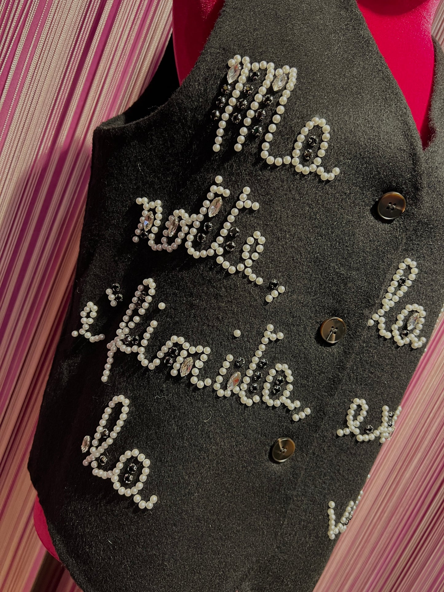 Front street gilet panno nero con scritta perline e cristalli “Ma la notte la festa è finita evviva la vita “