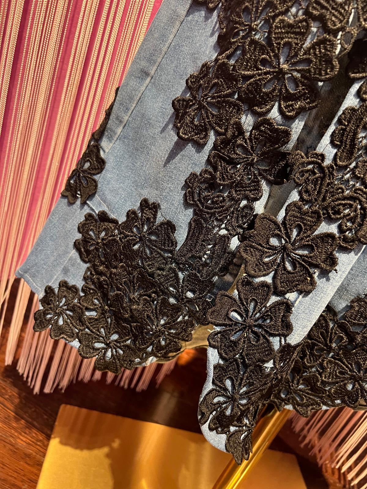 The room jeans elasticizzato a zampa con applicazione pizzo