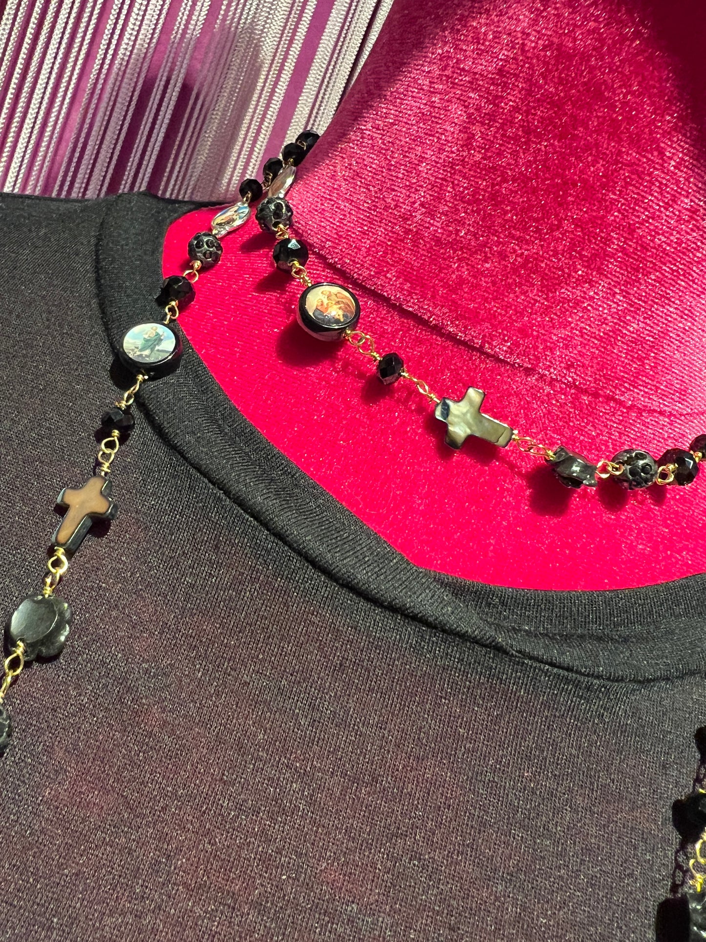 Collana lunga nera croci e immagini sacre