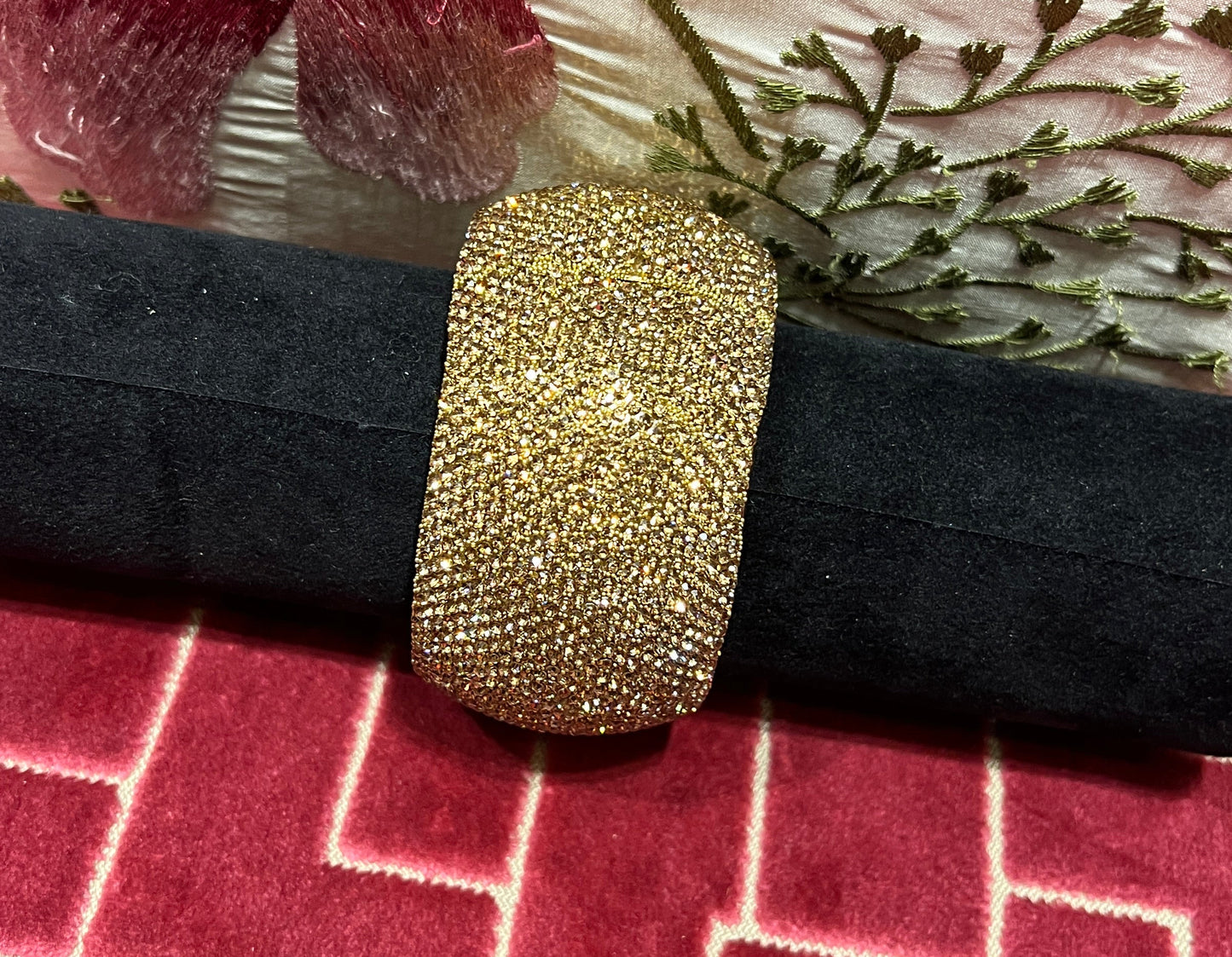 Bracciale alto color oro con strass chiusura a molla