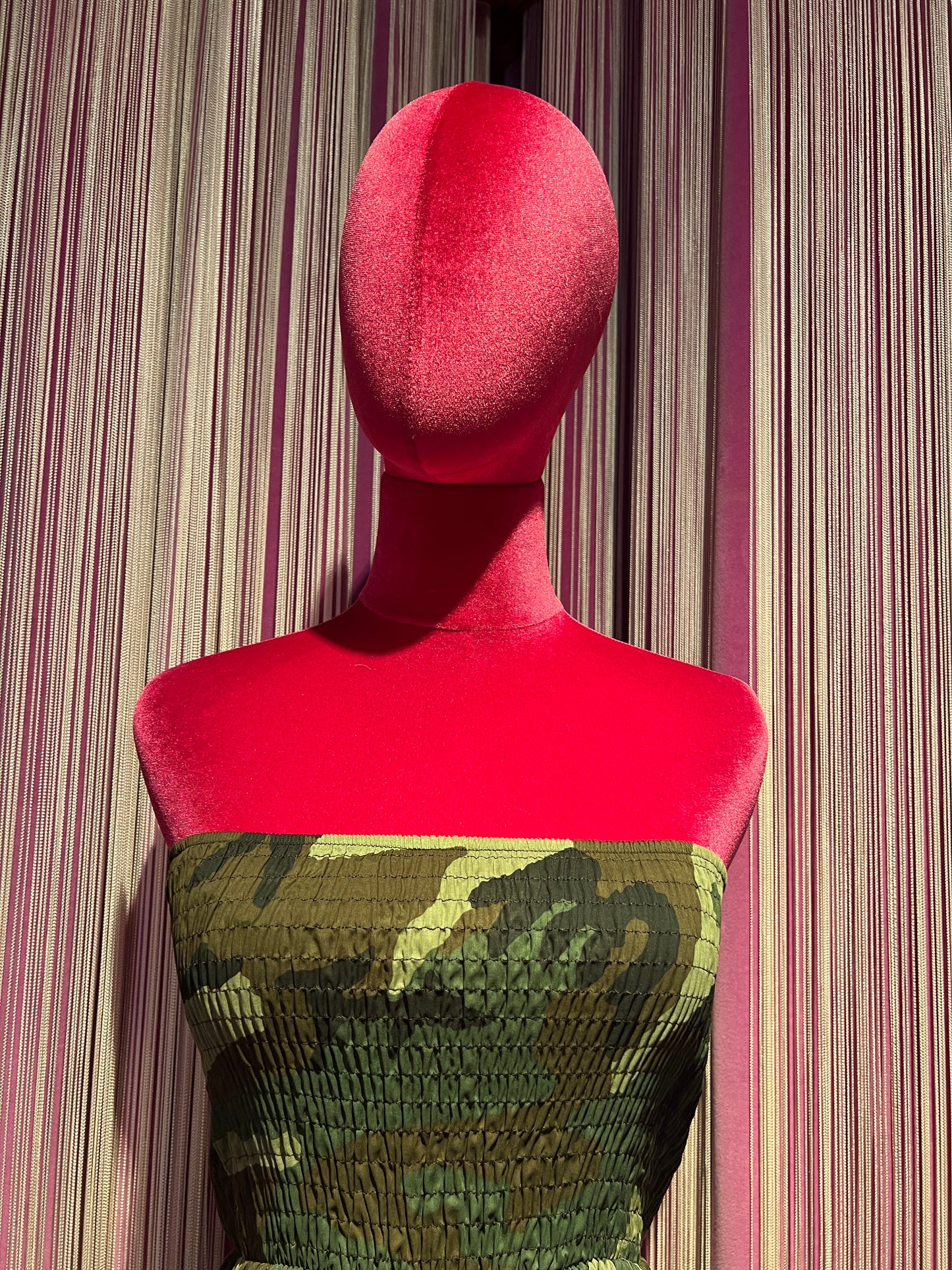 Mon amour Paris abito a fascia elastica camouflage con applicazione fiore paillettes