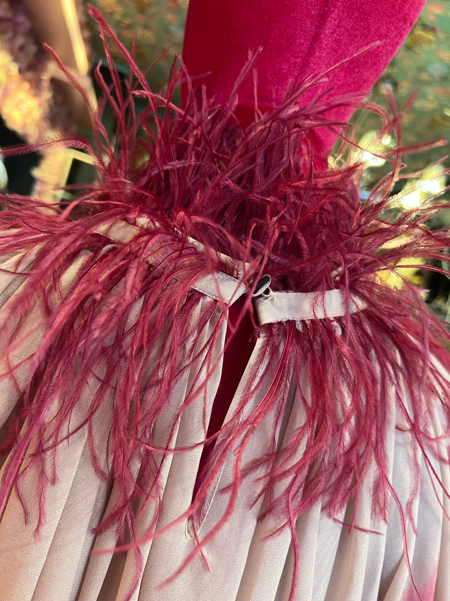 Dahlo blusa drappeggiata collo con piume rosa boreale