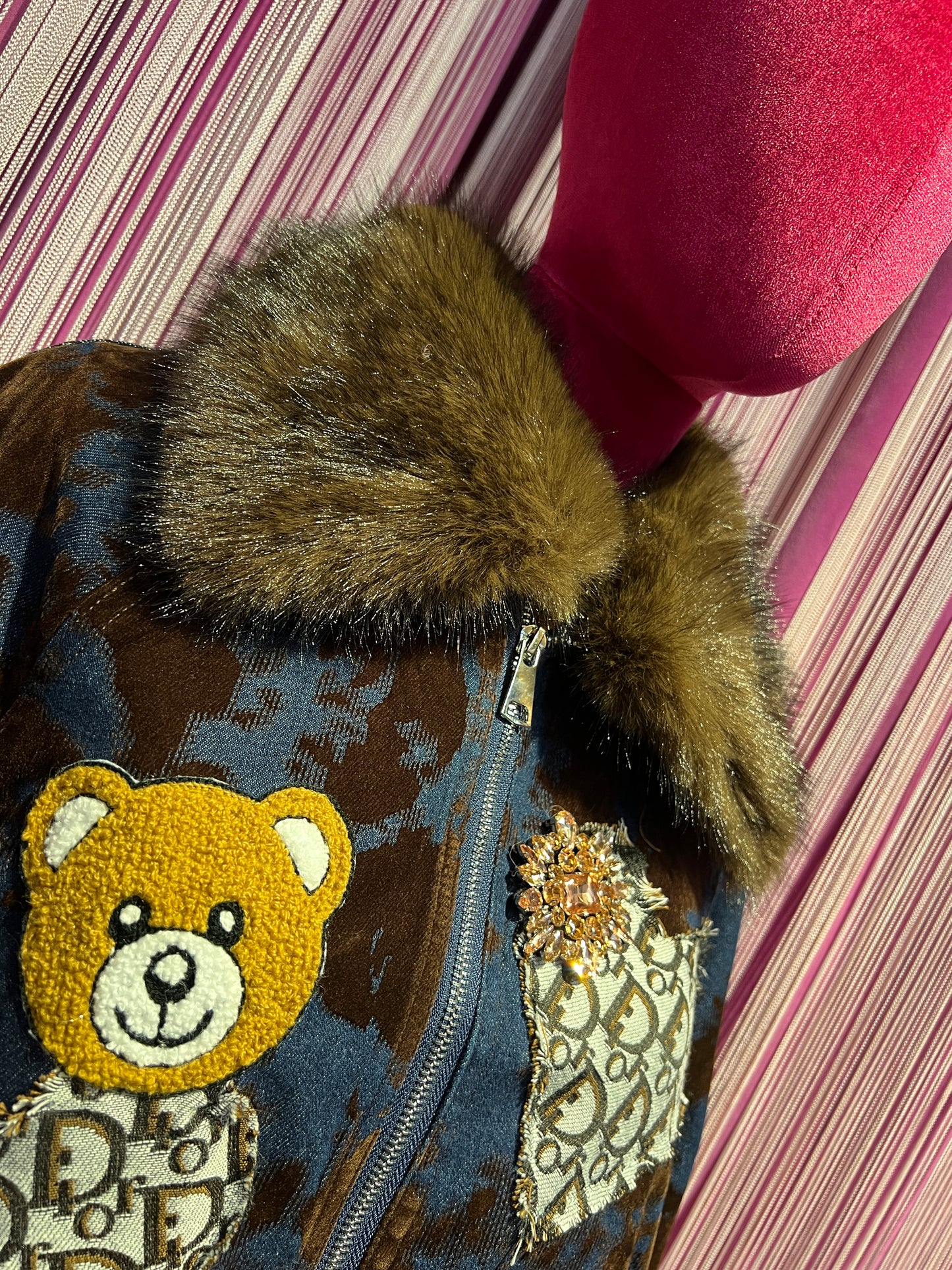 ABpink 🩷vellutina.giubbino velluto con interno in ecopelliccia ,colletto rimovibile, applicazioni patch teddy in micro paillettes , teddy in tessuto e patch cristalli