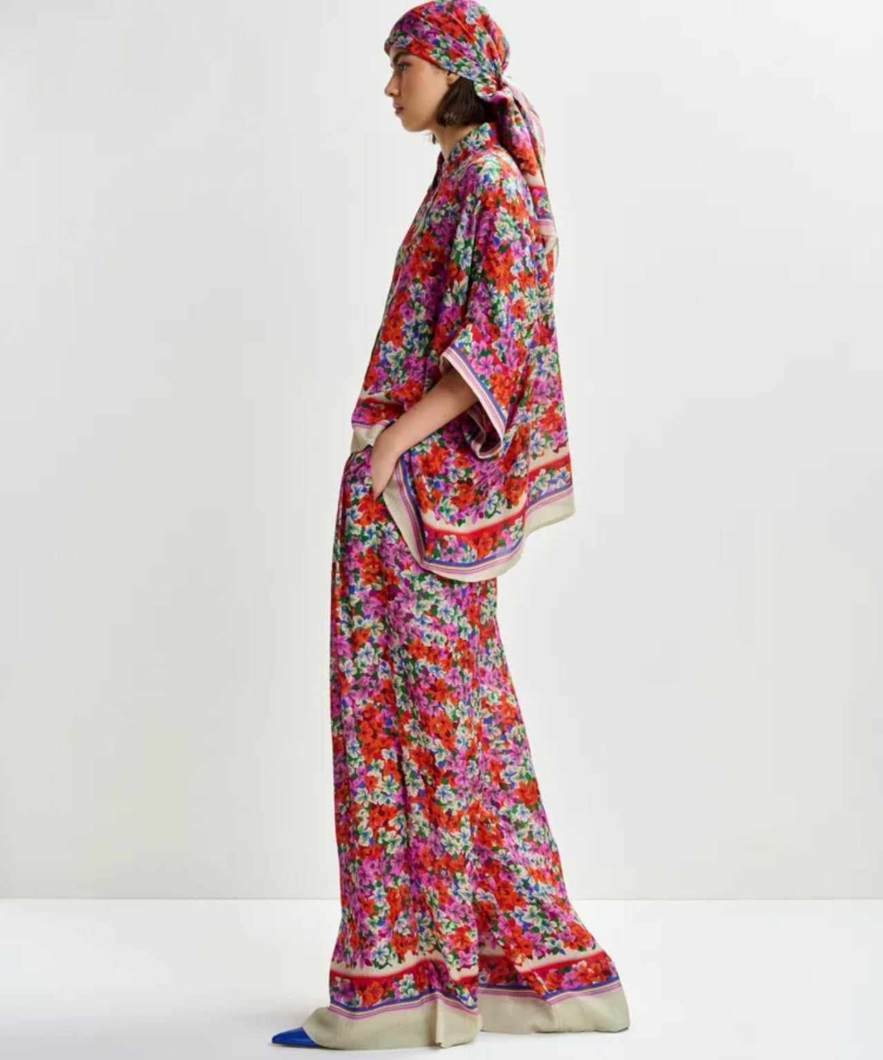 Essentiel antwerp -40% dí sconto completo pantalone e camicia oversize in misto seta multicolore con stampa floreale
