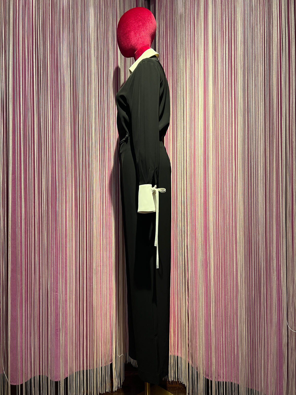 The room jumpsuit nera con colletto e polsi bianchi
