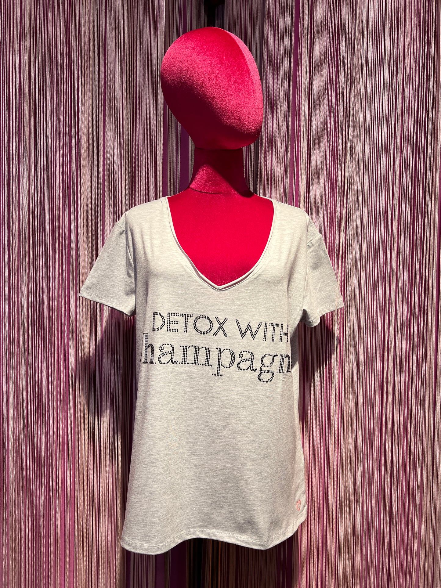 Miss goodlife -20% di sconto  t shirt grigio chiaro con scritta cristalli neri “Detox with champagne “