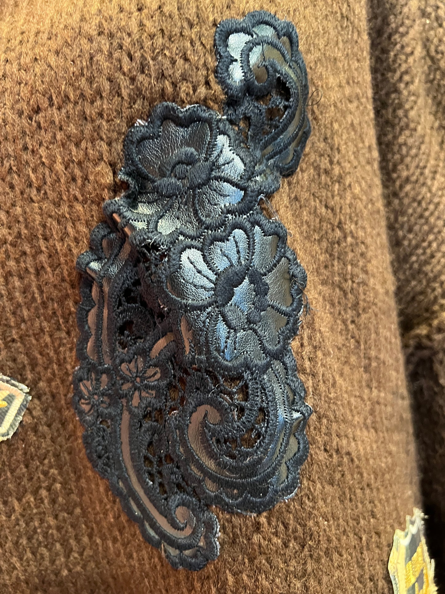 ABpink 🩷maglia over cioccolato con profili grigi, patch mostrine militari e ramage ecopelle