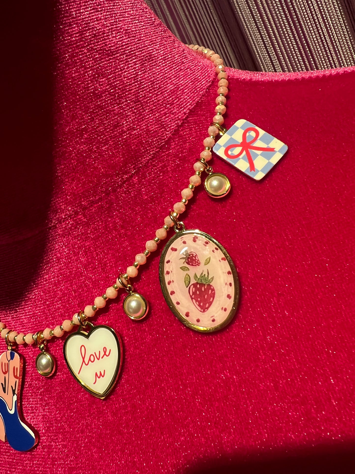 Manuela Ajo’ creazioni collana girocollo perline rosa charms perle ,cuore scritta love u , charms camperos