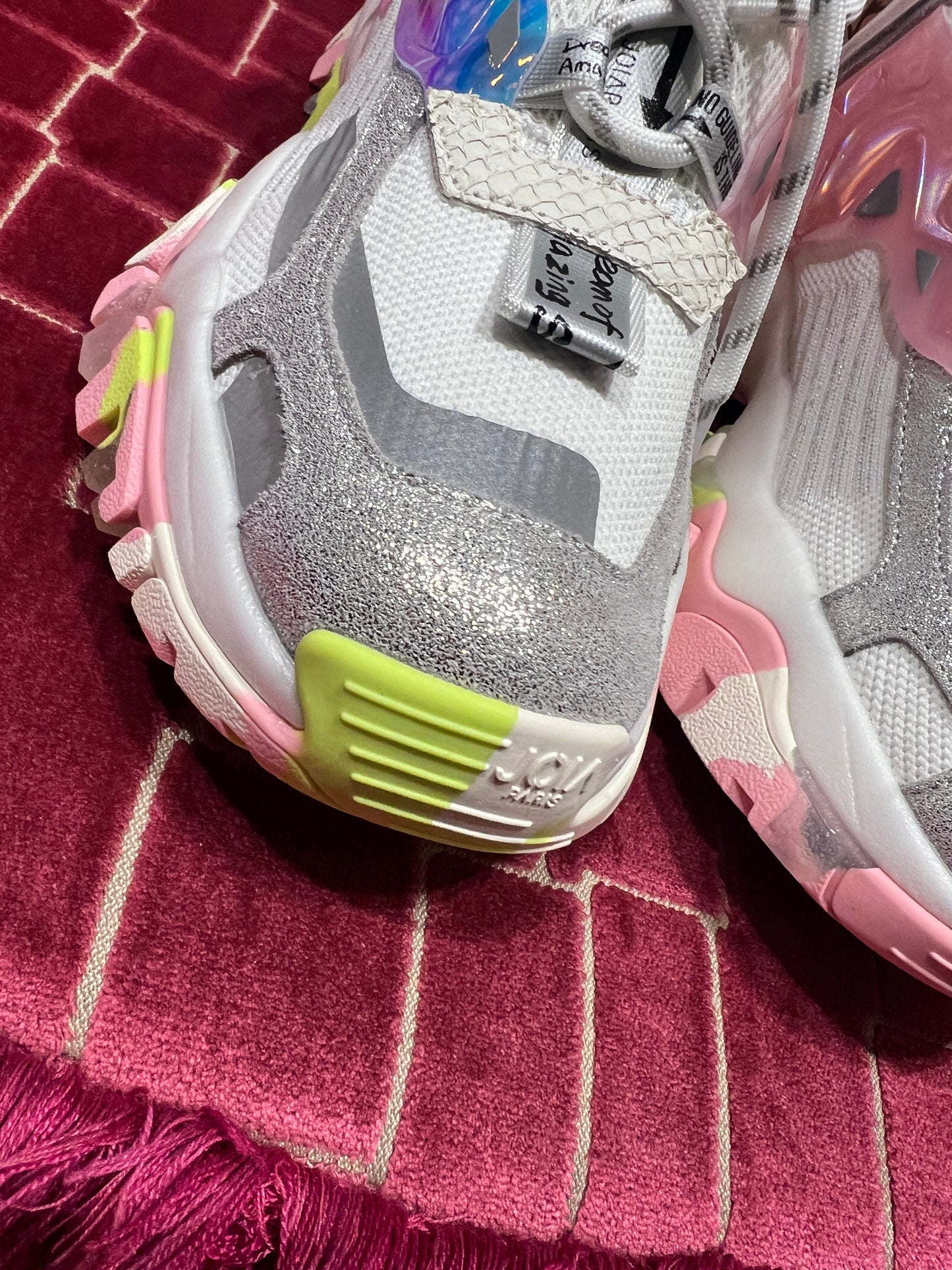 Joia Paris sneaker multimateriale ,tessuto tecnico ed inserti in pelle laminata , suola in gomma .